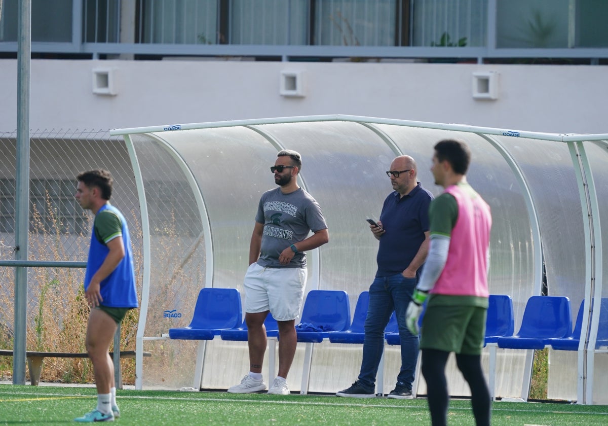 Antonio Paz siguiendo a pie de campo una sesión de pretemporada en el anexo al Reina Sofía.
