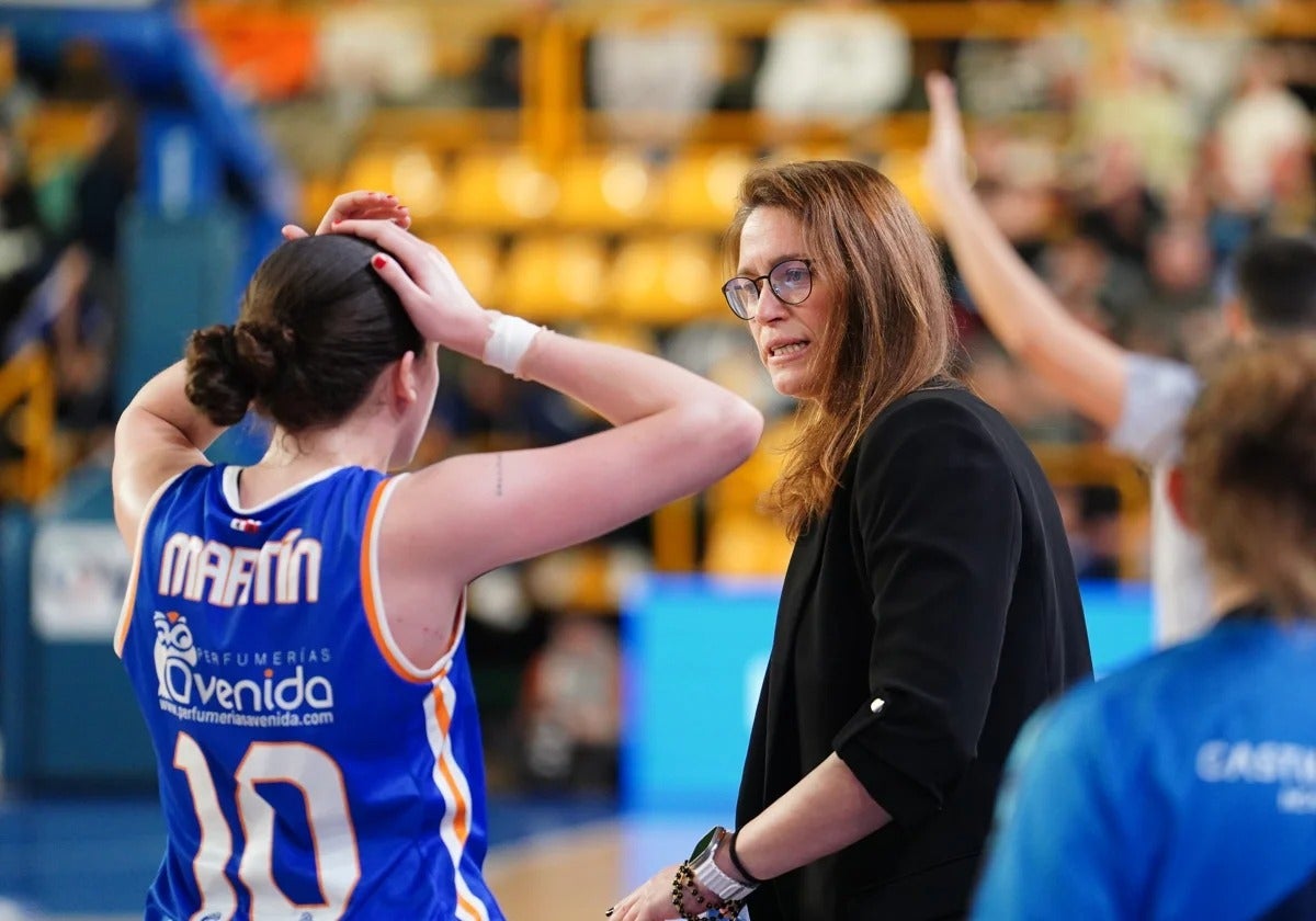 Montañana e Iyana Martín durante un choque de la pasada temporada.