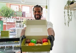 Aco McCharthy, jugador del Perfumerías Avenida Xoborg, mostrando los pasteles que él mismo hace.