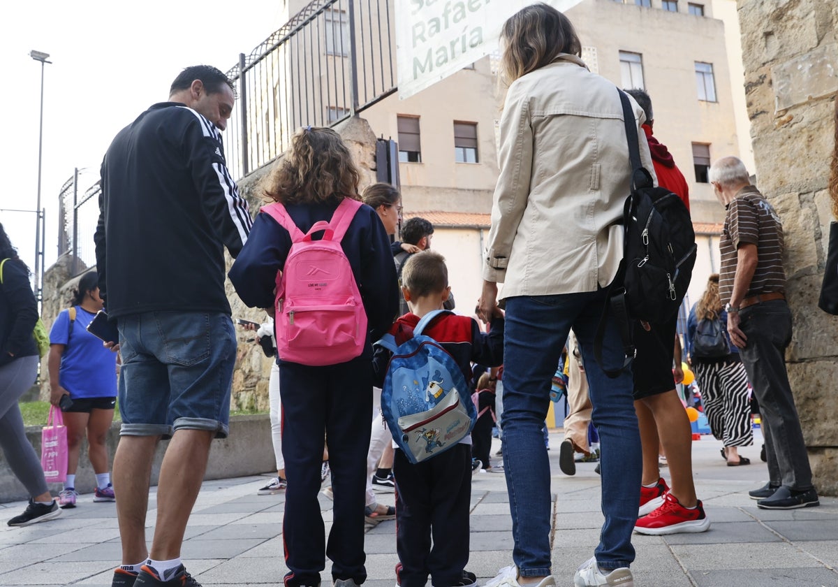 Familias dejan en el colegio a los pequeños.