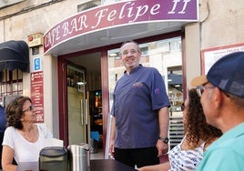 Manuel Zarza, dueño del Felipe II, atendiendo a sus clientes en la terraza.