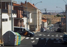 La Policía Nacional patrulla por el barrio de Los Alambres, donde ocurrieron los hechos.