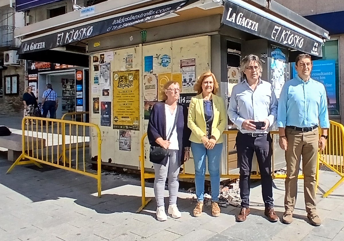 Maite Crego, Purificación Pozo, Luis Francisco Martín y Rubén Martín, junto al quiosco que será retirado.
