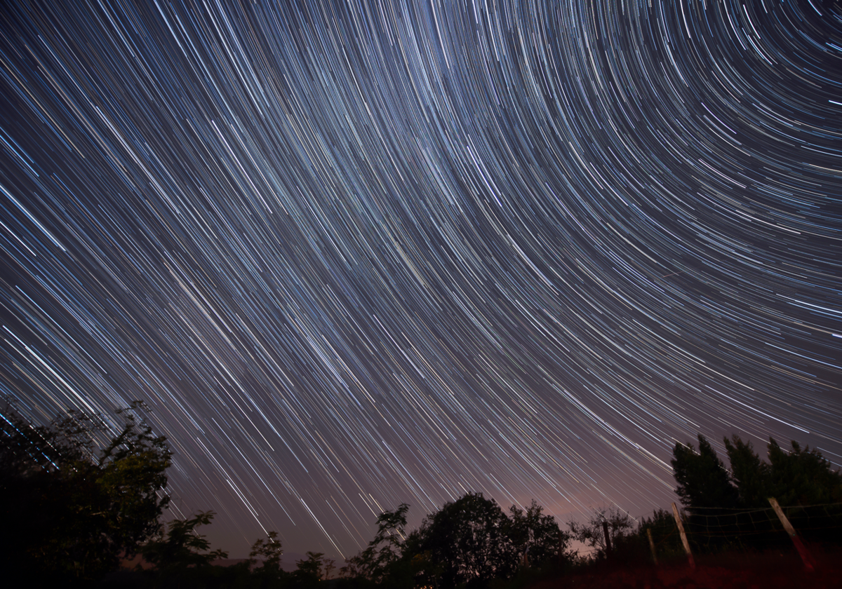 Las lluvias de estrellas deslumbran el cielo una noche de verano.
