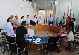 El pleno comenzó con un minuto de silencio por la guijuelense arrollada por el tren en Moriscos junto a su pareja.