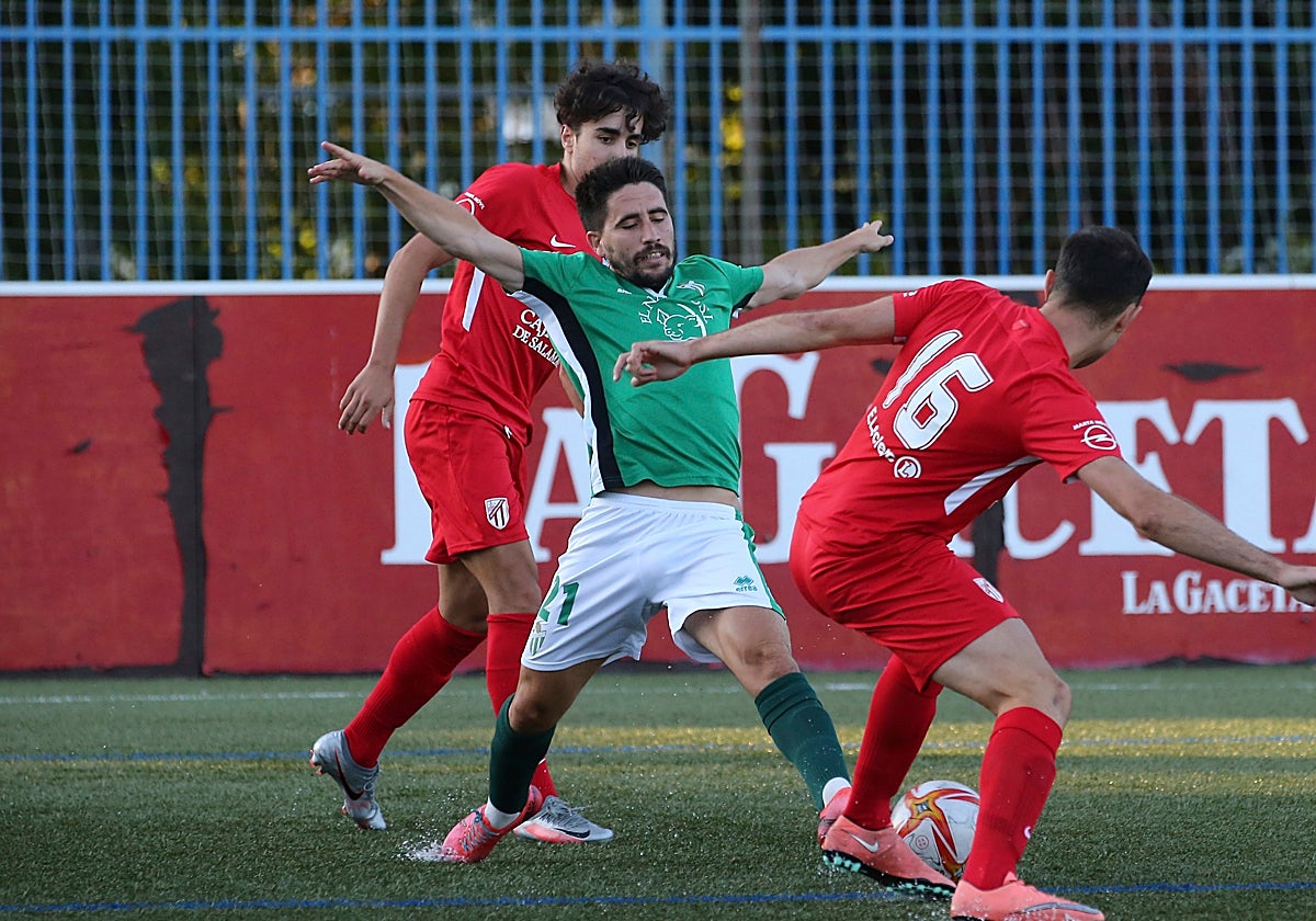 Cristóbal Gil, capitán del CD Guijuelo, pelea por un balón dividido en un choque en el San Casto.