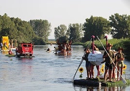 Parte de las embarcaciones que navegaron por las aguas del Tormes el año pasado en Encinas de Arriba.