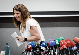 La exmilitante socialista Leire Díez sale de una rueda de prensa.