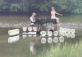 El pianista Cédric Granelle y la cantante Louise Perret actúan sobre el 'piano burbuja».