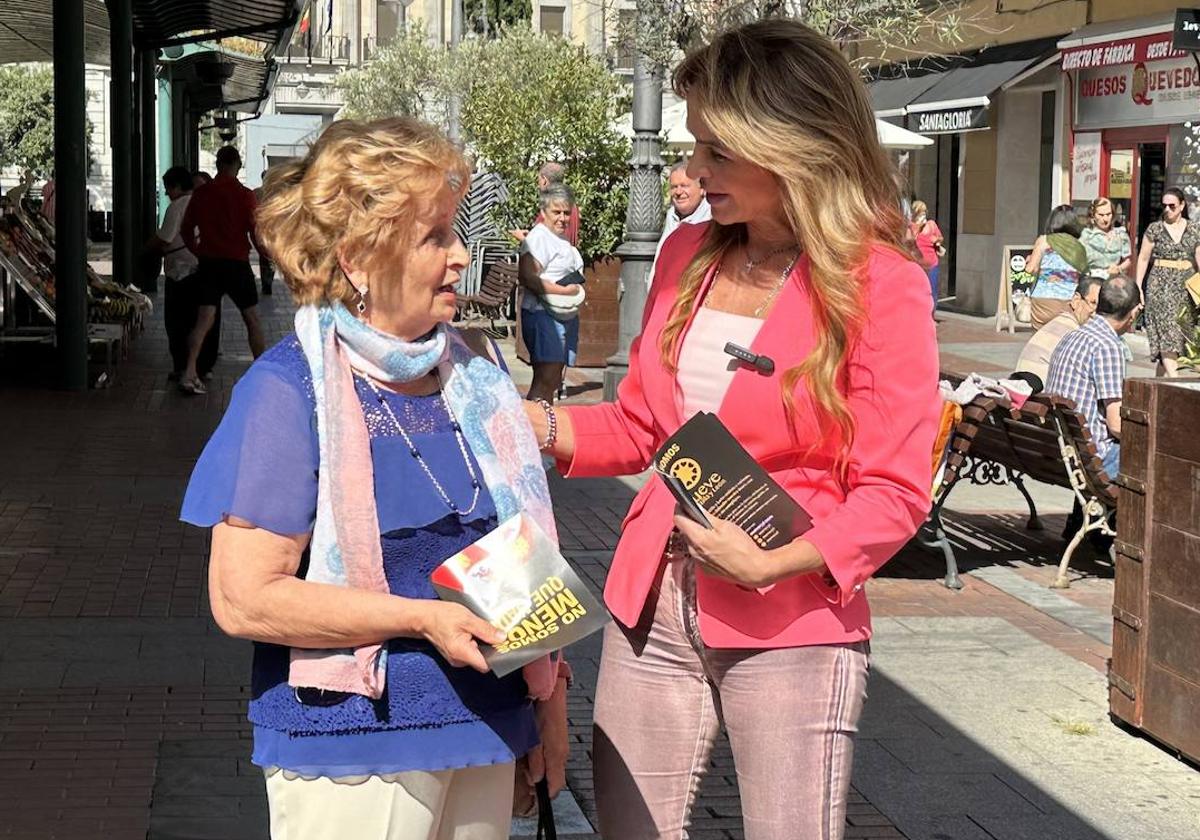 Silvia Clemente junto a una ciudadana.