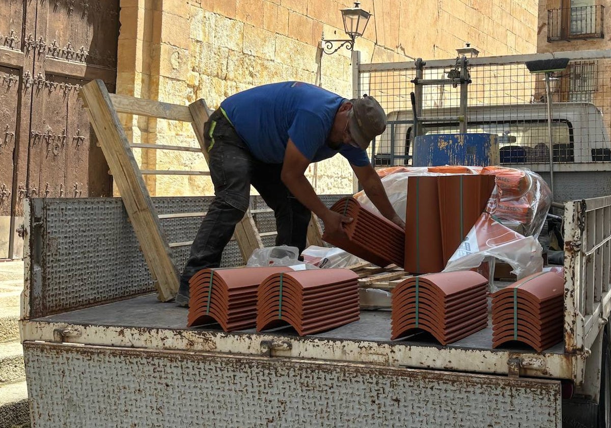 Un trabajador de la construcción en el plaza de San Benito.