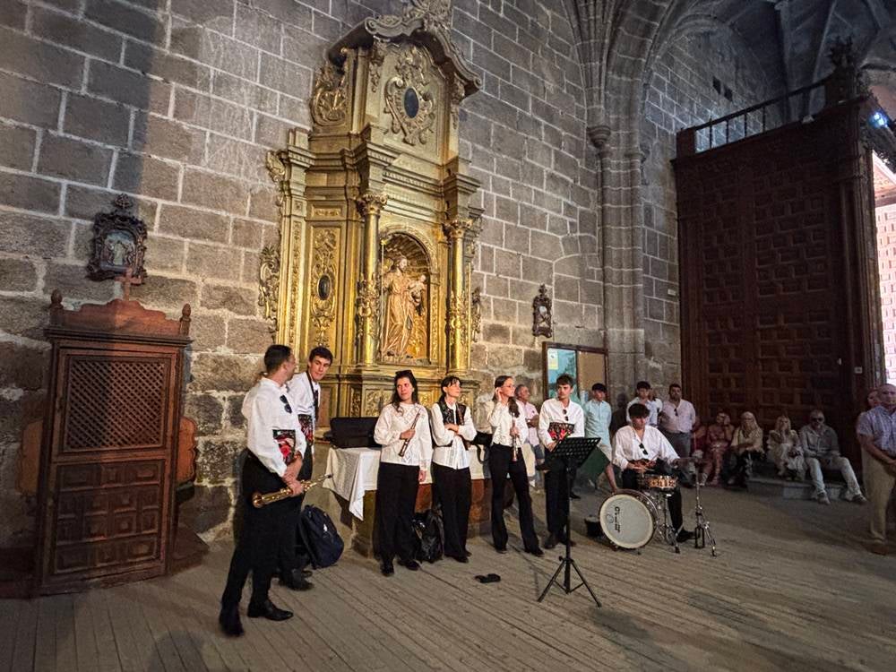 Música y alegría por el día grande en Santiago