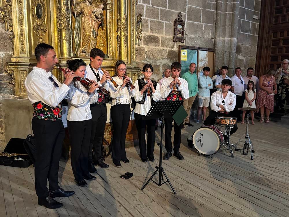 Música y alegría por el día grande en Santiago