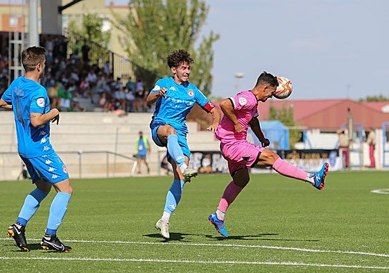 Aarón Piñán pugna con Luis Acosta en el choque del 5 de septiembre del 2011 en el Reina Sofía, en el que hizo gol.