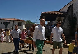 Momento de la procesión en Rinconada de la Sierra