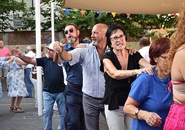 Los mayores durante la sesión de baile