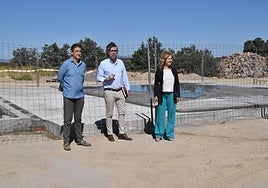 Rubén Martín, Luis Francisco Martín y Purificación Pozo, esta mañana junto a las obras de la base del operativo regional antiincendios.
