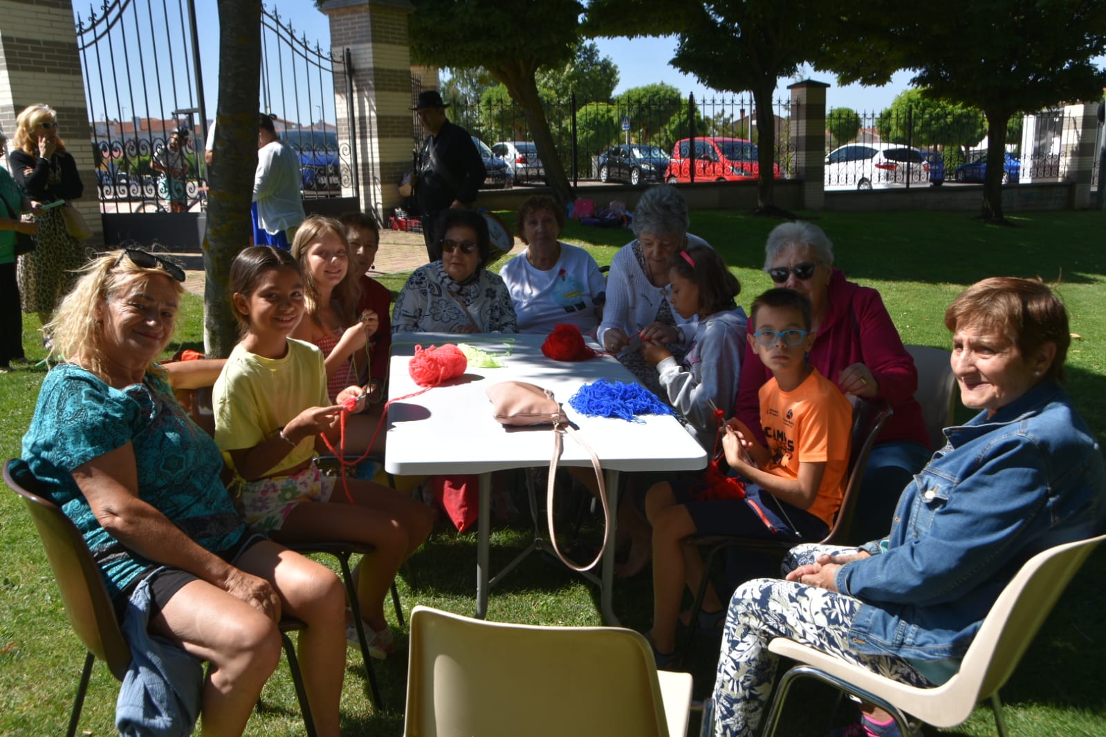 Entre juegos y risas: abuelos y nietos se reencuentran en Carbajosa
