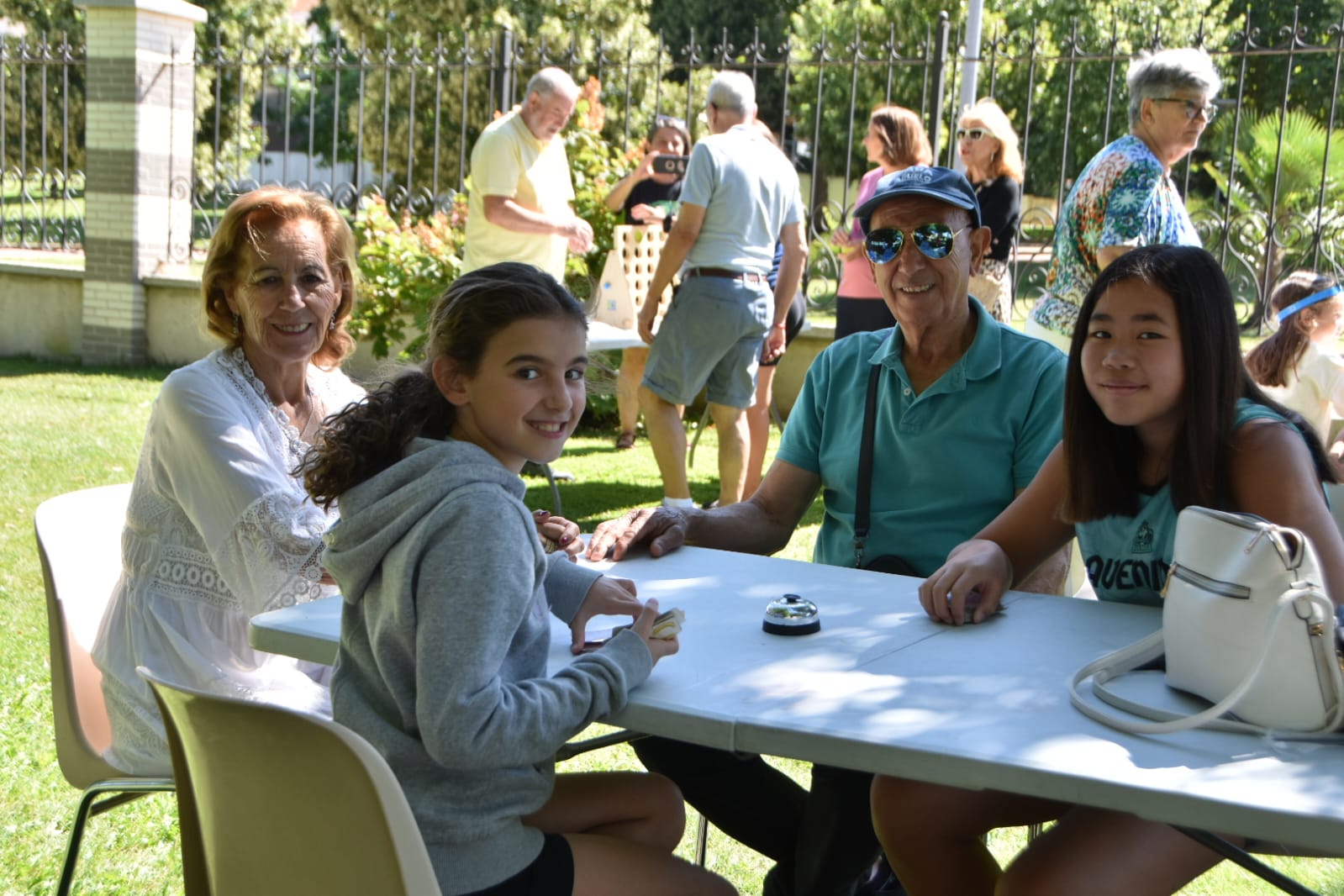 Entre juegos y risas: abuelos y nietos se reencuentran en Carbajosa