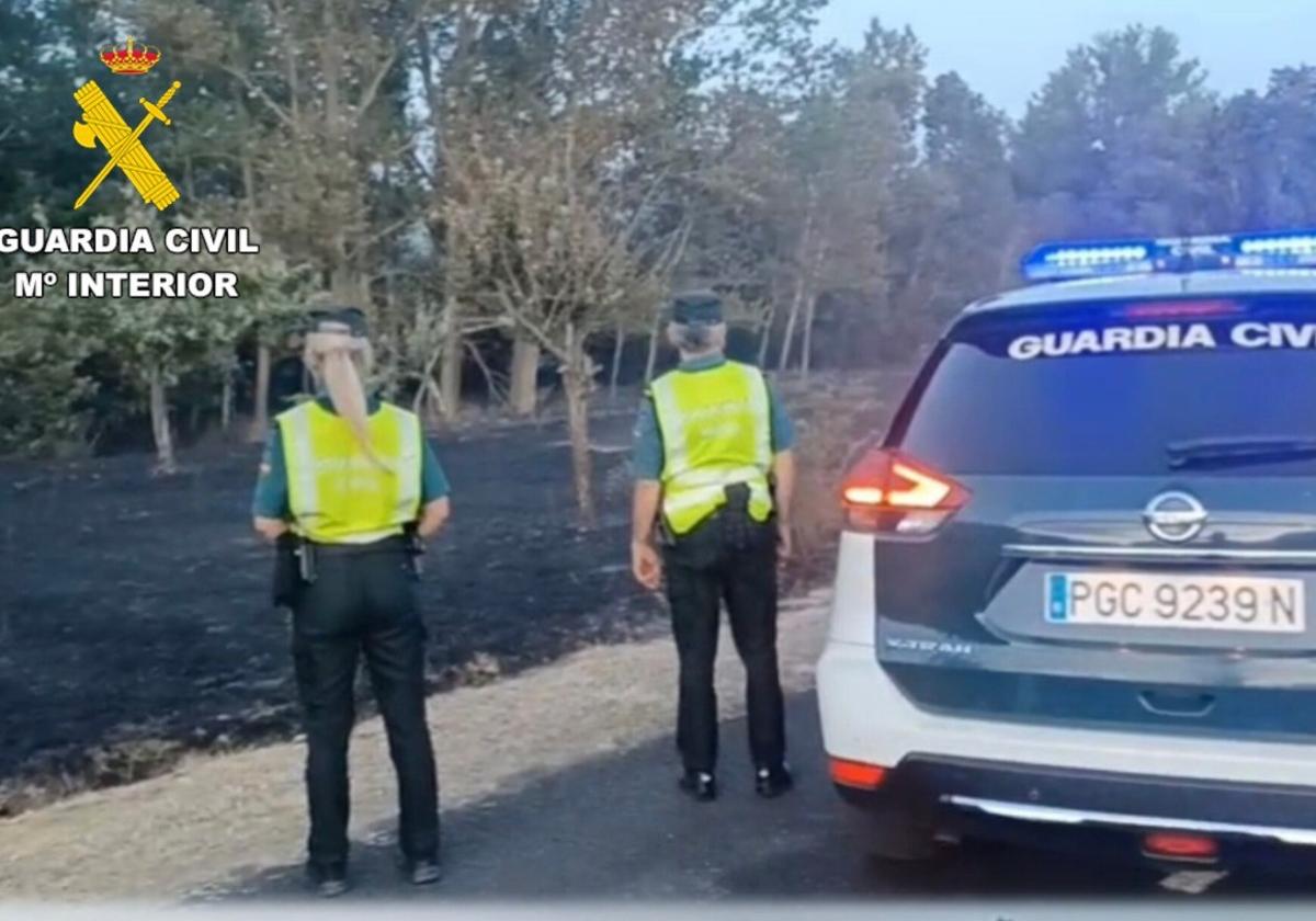 Imagen de los agentes en el incendio.