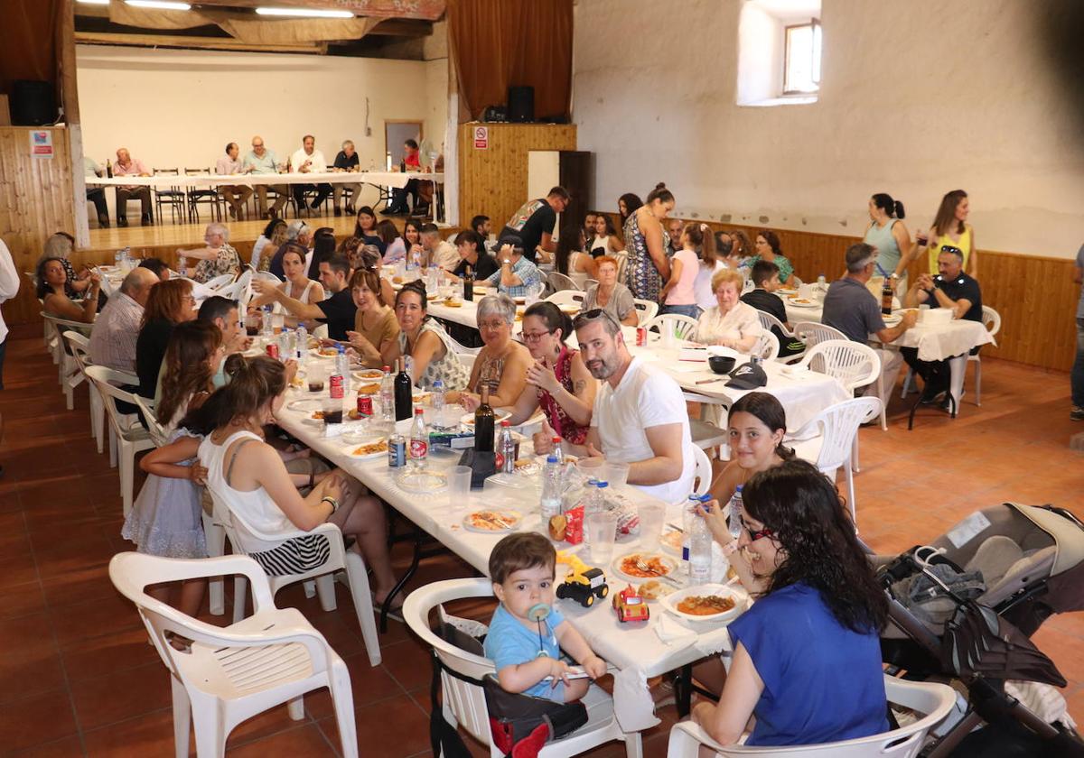 La comida del sábado de la fiesta congrega a numerosos vecinos e hijos del pueblo.