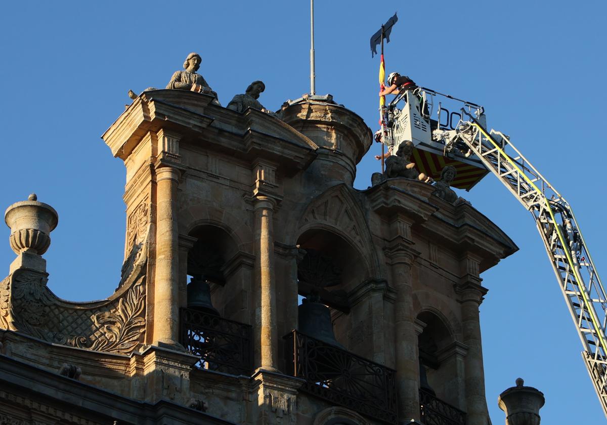 Los bomberos colocan la Mariseca.