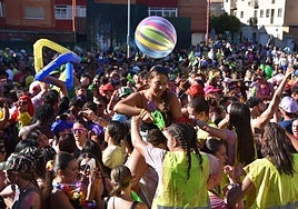 Las peñas disfrutan de la animación durante el chupinazo