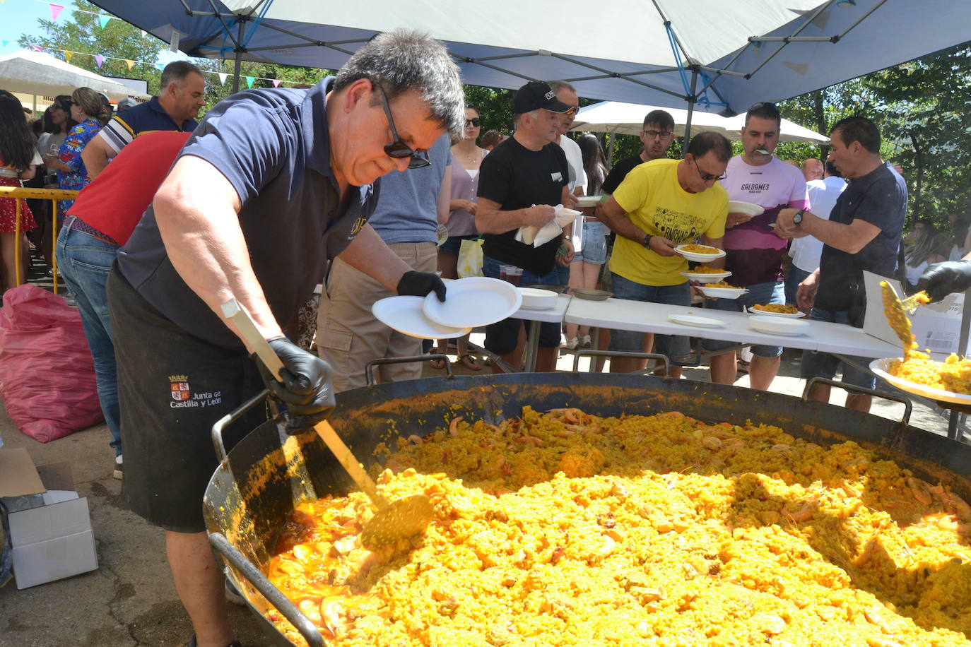 Rinconada riega con sangría y paella sus fiestas