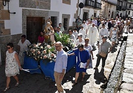 Imagen de los fieles en la procesión en honor a Santa Ana en Candelario