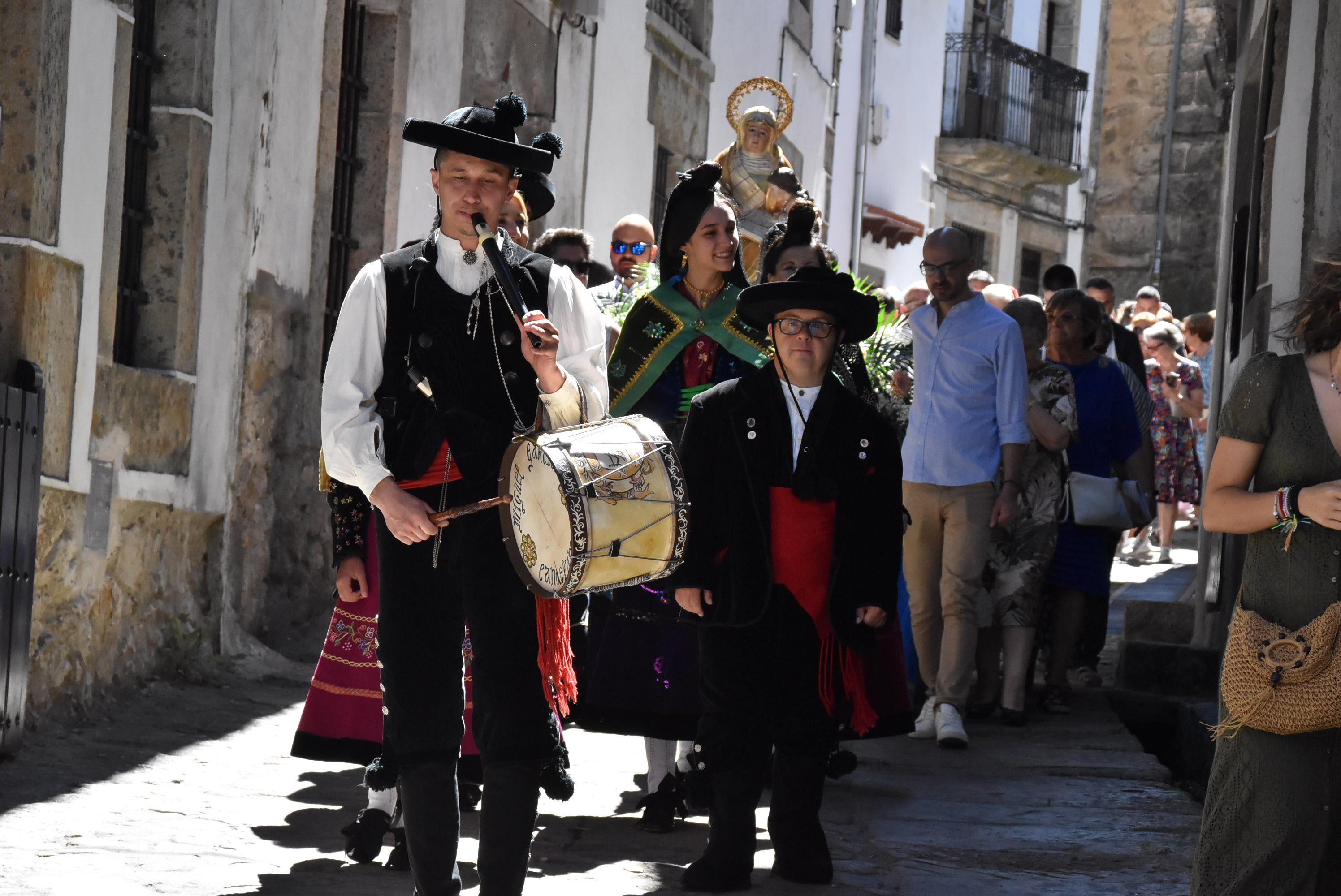 Santa Ana brilla en su día grande en Candelario