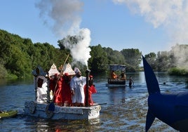La barca que portaba al papa León XIV en Encinas de Arriba