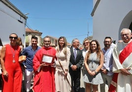 Gabriel Ángel Cid con la placa y la Corporación Municipal