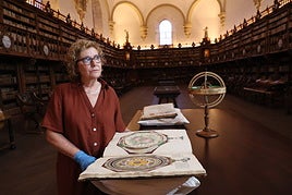 Margarita Becedas sostiene el 'Astronomicum Caesareum', de Pedro Apiano, una obra maestra de la astronomía del siglo XVI.