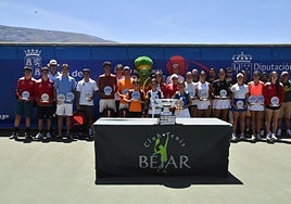 Imagen de los ganadores y autoridades en el Open de Tenis.