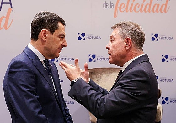 El presidente de la Junta de Andalucía, Juanma Moreno (i), y el presidente de Castilla-La Mancha, Emiliano García-Page (d).