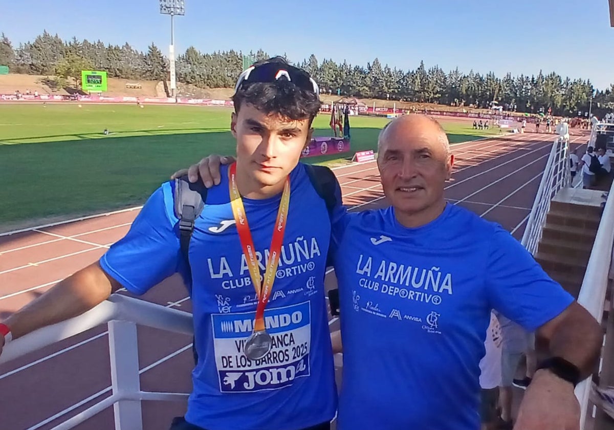 Rodrigo Fito, junto a su preparador Ramiro Morán, con la medalla de plata del Nacional sub20 al cuello.