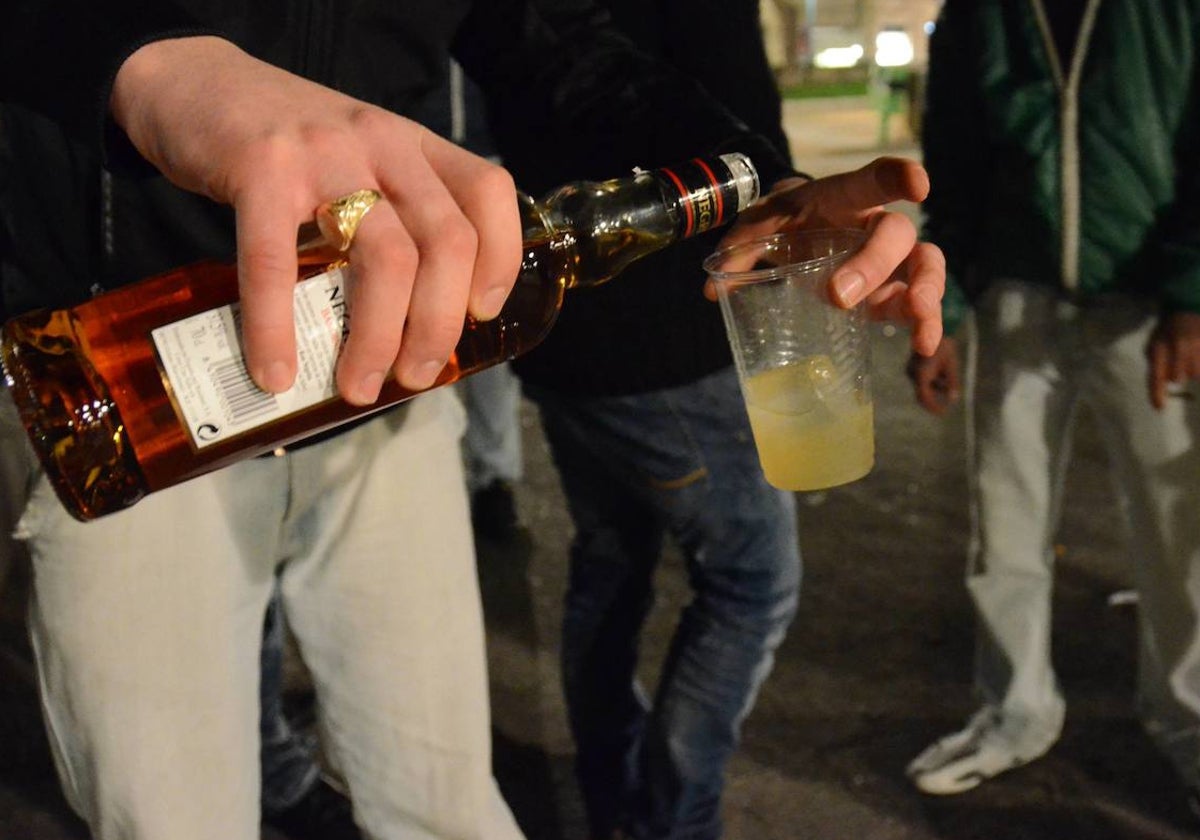 Un grupo de jóvenes consumiendo alcohol en las calles de Salamanca.