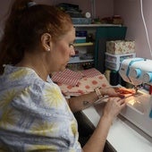 La costurera Diana Melón realizando unos arreglos en su taller en el barrio de Tejares.