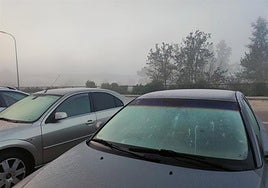 Coches con los cristales helados por las bajas temperaturas.