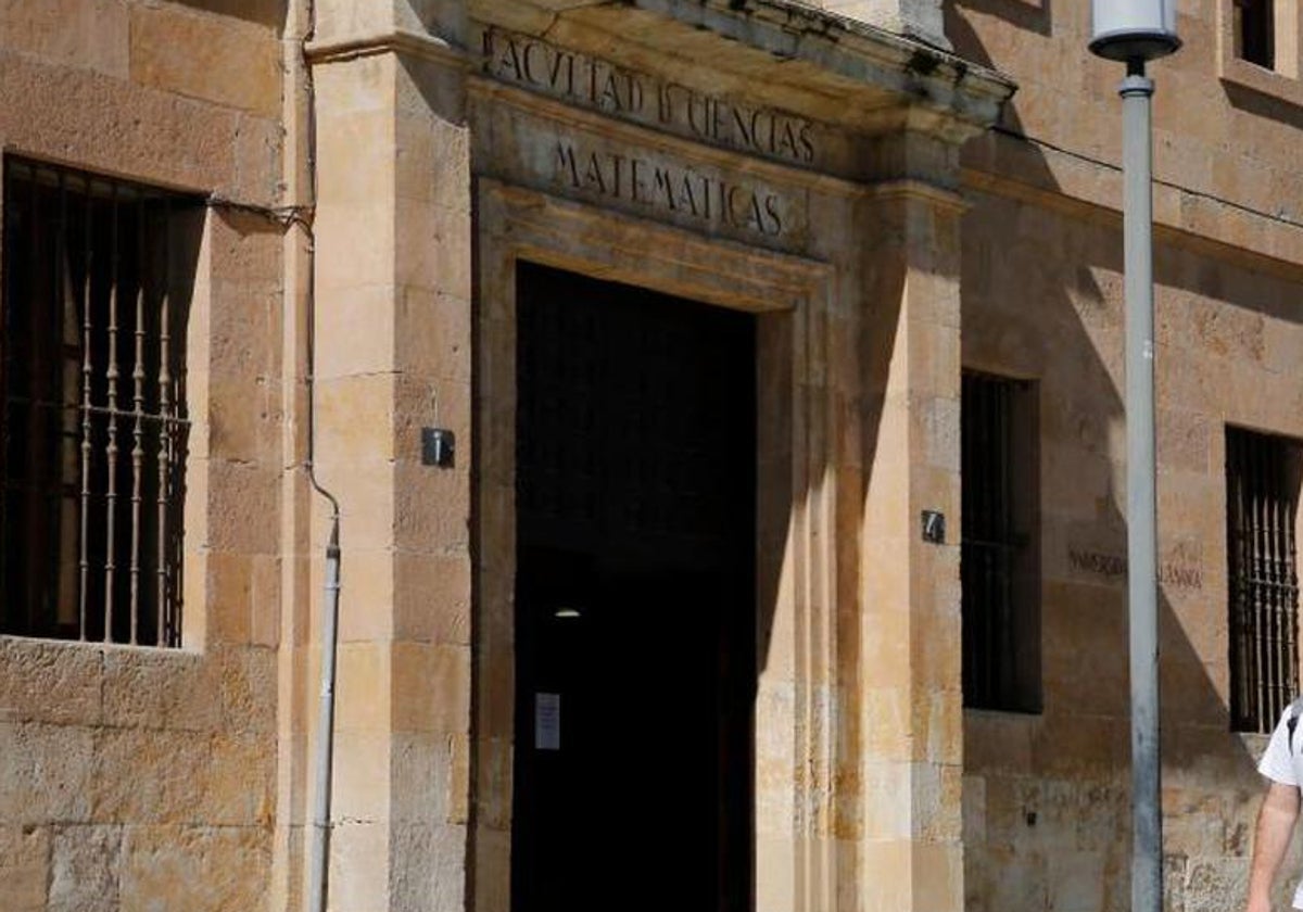 Acceso a la Facultad de Matemáticas.