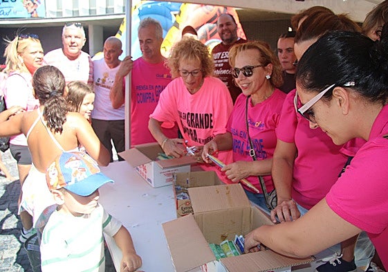 El reparto de un millar de flases congelados estuvo a cargo de la asociación de comerciantes de Santa Marta de Tormes.