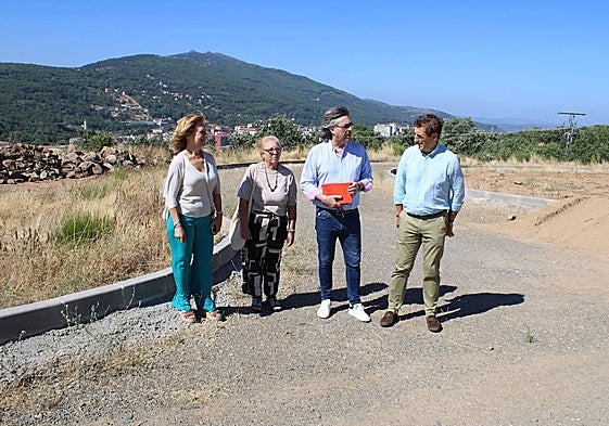 Purificación Pozo, Maite Crego, Luis Francisco Martín y Rubén Martín visitaron el recinto del futuro camping.