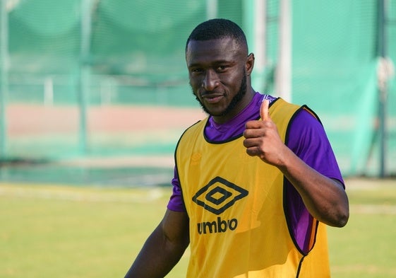 Souley Gassama levanta el pulgar durante la última sesión de trabajo en Las Pistas.