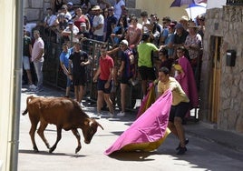 Suelta de vaquillas por las calles del pueblo.
