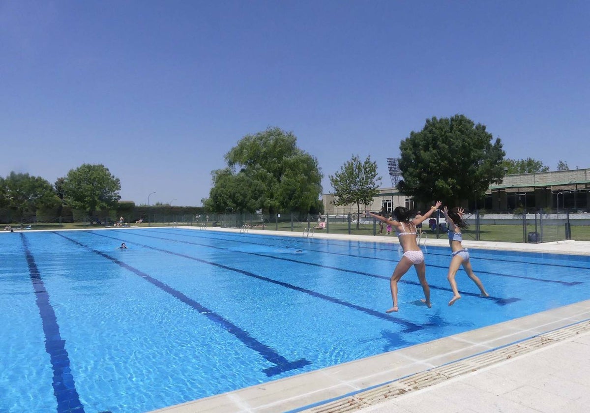 Imagen de la piscina de El Helmántico con varios bañistas
