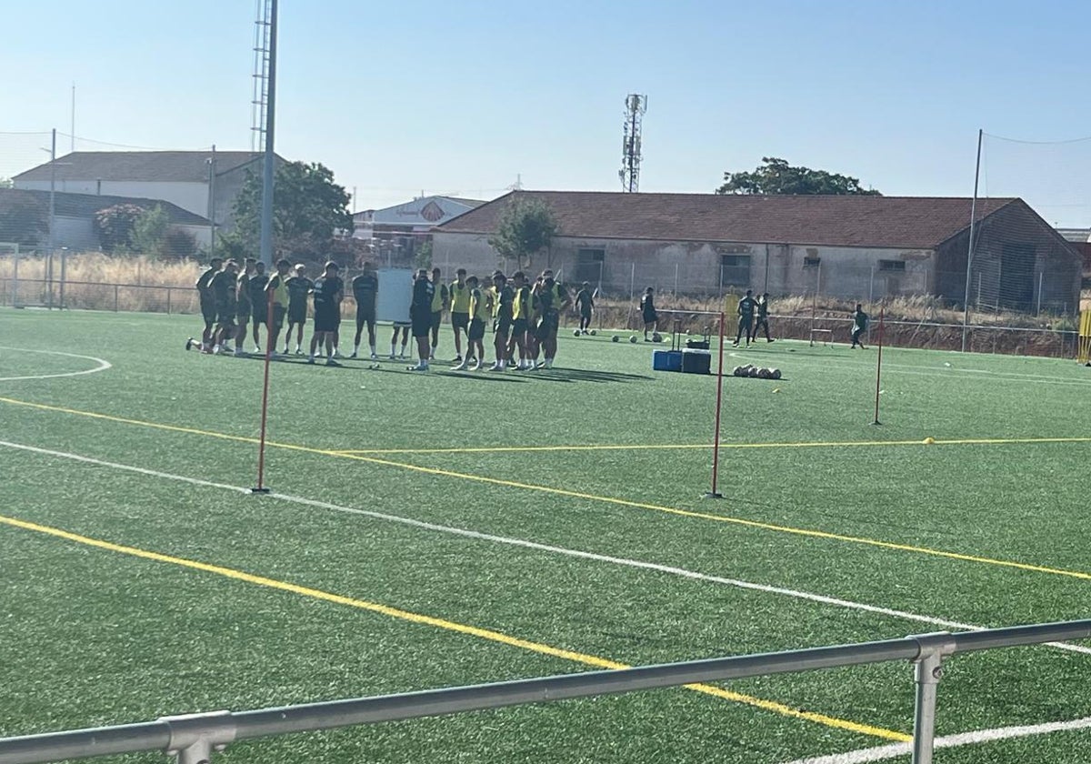 Oriol Riera explicando acciones tácticas a sus jugadores en mitad del entrenamiento.