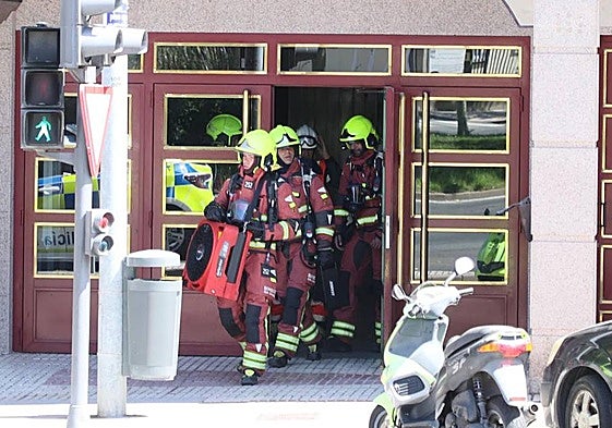 Los Bomberos durante la intervención en la avenida Vicente del Bosque.