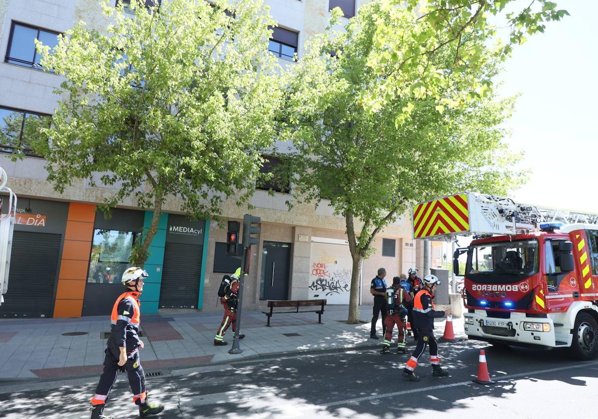 Imagen principal - Movilización de los Bomberos por olor a humo en un piso de la avenida Vicente del Bosque
