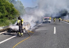 Imagen del vehículo calcinado en la A-6.