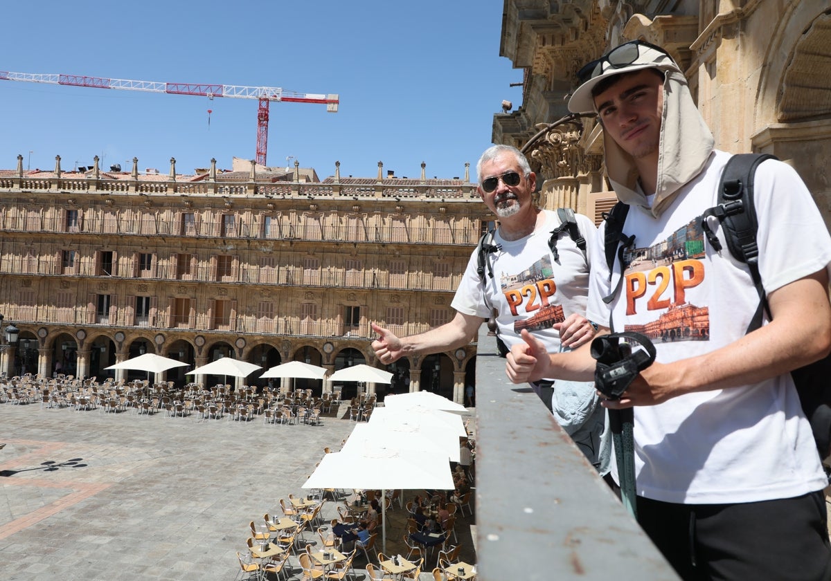 Paco García junto a su hijo, Julen, en el balcón de la Plaza Mayor.
